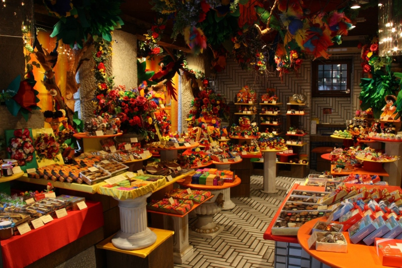 vitrine-LA GARDE FREINET-min_candy_store_chocolate_shop_chocolate_switzerland-393515