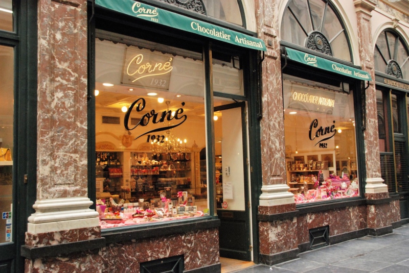 vitrine-LA GARDE FREINET-min_chocolate_chocolaterie_shop_luxury_chic_gallery_brussels_belgium-558146