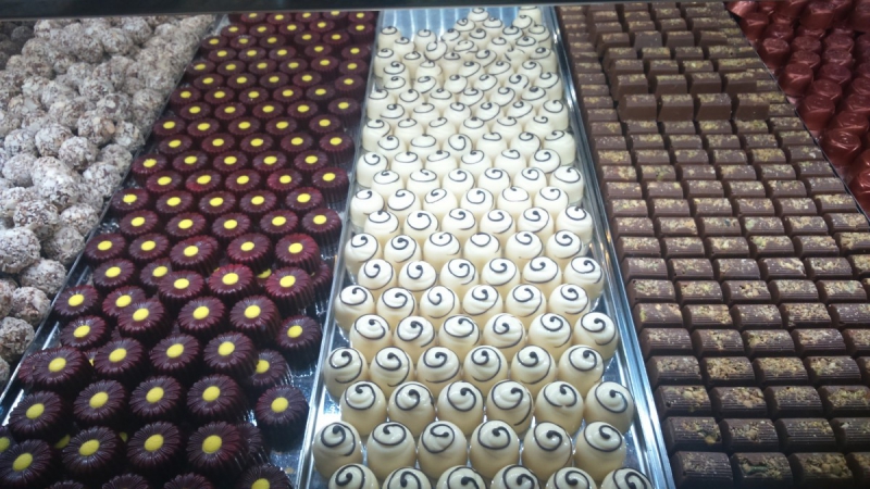 vitrine-LA GARDE FREINET-min_chocolates_milk_chocolate_white_chocolate_truffles_candy_food_treat_cacao-1213769