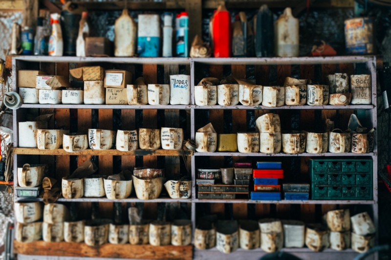 vitrine-LA GARDE FREINET-min_shelf_garage_dirty_collection_grunge-1178