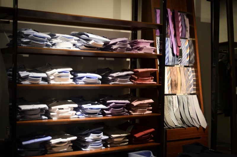 vitrine-LA GARDE FREINET-min_shirts_exhibition_shop_shopping_shelf_buy_business_clothing-940715